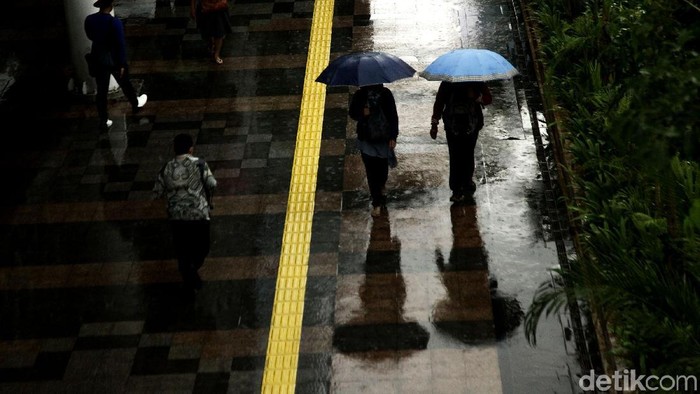 Pedestrian di kawasan Sudirman selau dipadati para pejalan kaki meski giguyur hujan. Begini penampakannya.