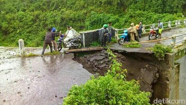 Plengsengan Jembatan Penghubung 2 Kecamatan di Bondowoso Amblas