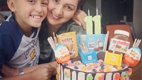 Saat ulang tahun ke-11, Lionel mendapat kue super cute. Berisi berbagai camilan cokelat favoritnya. Duh, Lio pasti happy banget! Foto: Instagram liodiegosabrina