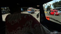 Metromini dan Kopaja kini semakin tak diminati, apalagi sejak ada ojek online dan bus TransJakarta yang mengaspal di trayeknya.