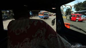 Metromini dan Kopaja di Terminal Blok M Semakin Punah
