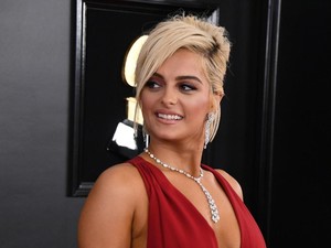Foto: Gaya Dramatis Bebe Rexha di Grammy Awards Setelah Ditolak Desainer