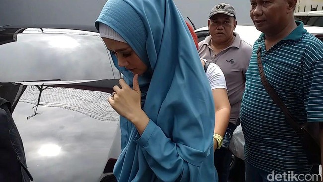 Ahmad Dhani harus mendekam dipenjara karena kasus ujaran kebencian. Sudah empat hari ia dipindahkan ke Rutan Medaeng Surabaya, Jawa Timur yang berarti semakin jauh dengan anak dan istri. Foto: Amir Baihaqi