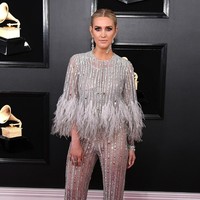 Ashlee Simpson membuat perhatian tertuju padanya dengan jumpsuit perak berhias bulu dan beads yang bernafaskan 70-an. Gaun ini ia dapatkan dari desainer Georges Chakra. Foto: Getty Images