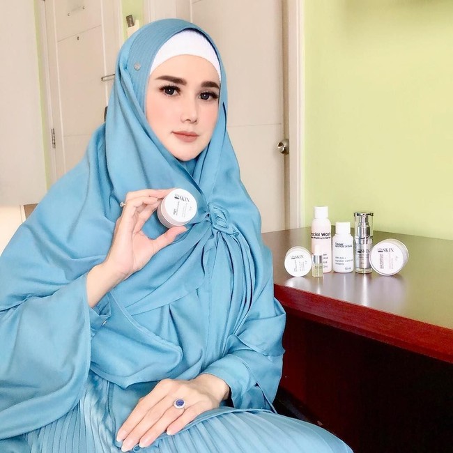 Harga satu set khimar dengan dress dijual dengan harga Rp 900.000. Sedangkan harga khimarnya saja dijual Rp 275.000 dan harga dress-nya saja dijual Rp 725.000 Foto: Instagram Mulan Jameela