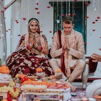 Setela berbagai acara pra-pernikahan, sampailah di tahap pernikahan adat India. Diipa tampak anggun menggunakan sari warna merah marun dengan banyak detail bebatuan yang indah. Foto: Instagram (@diipakhosla, @olegbuller)