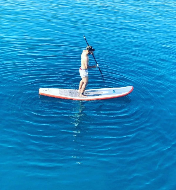 Mykonos, salah satu pulau indah di Yunani yang pernah didatangi Aguero. Dia pun asyik bermain Paddle Board (Instagram/10aguerosergiokun)