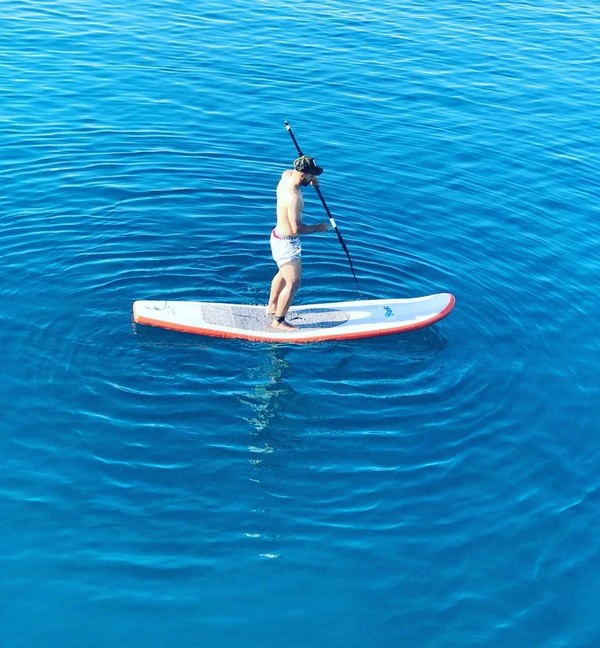 Mykonos, salah satu pulau indah di Yunani yang pernah didatangi Aguero. Dia pun asyik bermain Paddle Board (Instagram/10aguerosergiokun) Mykonos, salah satu pulau indah di Yunani yang pernah didatangi Aguero. Dia pun asyik bermain Paddle Board (Instagram/10aguerosergiokun)