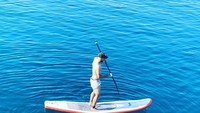 Mykonos, salah satu pulau indah di Yunani yang pernah didatangi Aguero. Dia pun asyik bermain Paddle Board (Instagram/10aguerosergiokun)