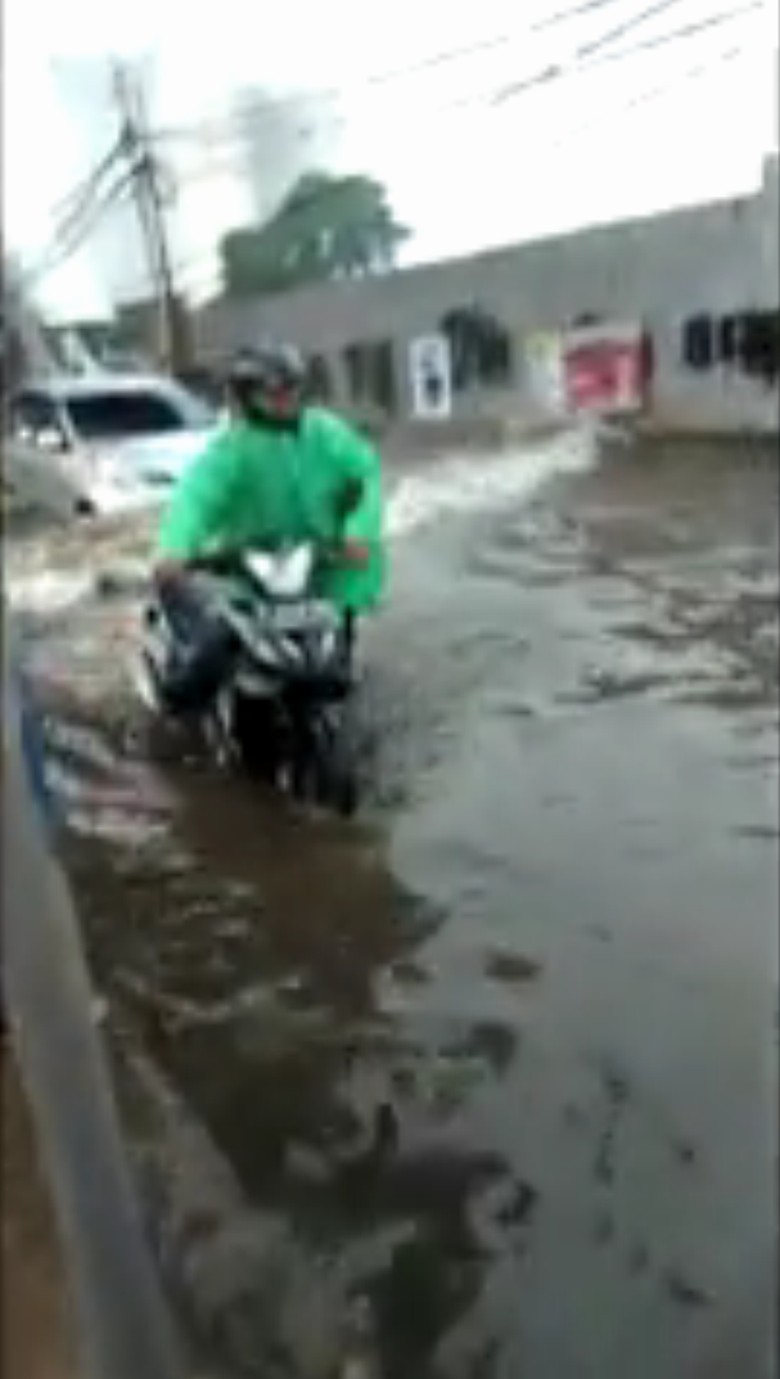 Jalan Ciledug Raya Cipulir Sempat Terendam, Banyak Motor Mogok Jalan Ciledug Raya Cipulir Sempat Terendam, Banyak Motor Mogok