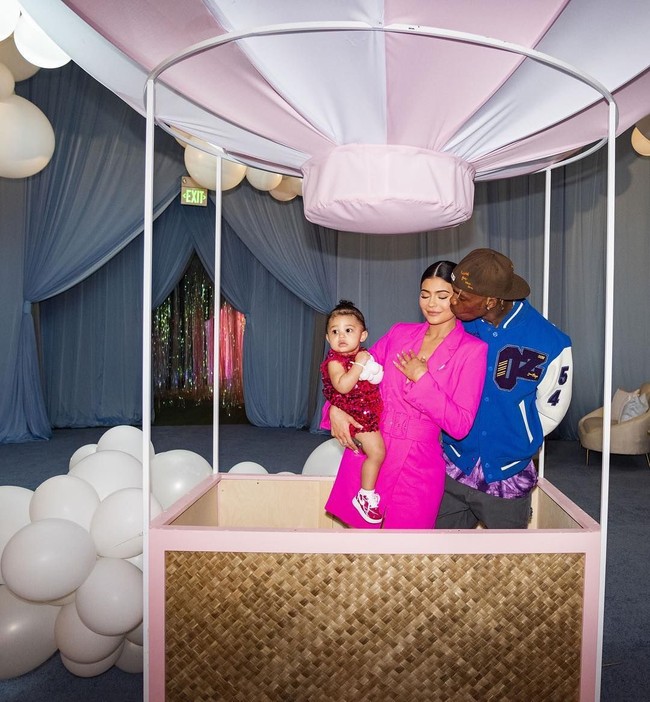 Kylie Jenner dan pasangannya Travis Scott merayakan ulang tahun sang putri, Stormi Webster, yang pertama. Tentunya ulang tahun Stormi tidak dirayakan biasa-biasa saja. Pesta tersebut bahkan sangat meriah karena Kylie membuat taman hiburan sendiri untuk anaknya dan para tamu undangan. Foto: Instagram