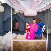 Kylie Jenner dan pasangannya Travis Scott merayakan ulang tahun sang putri, Stormi Webster, yang pertama. Tentunya ulang tahun Stormi tidak dirayakan biasa-biasa saja. Pesta tersebut bahkan sangat meriah karena Kylie membuat taman hiburan sendiri untuk anaknya dan para tamu undangan. Foto: Instagram