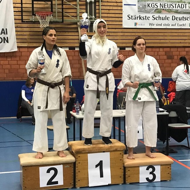 Sati Rukiye Damirel juga memiliki paras yang cantik, khas wanita Turki. Hal ini membuatnya kerap menuai pujian netizen. Foto: Instagram