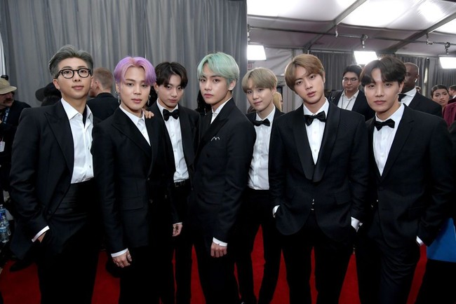 Untuk penampilan mereka di Grammy Awards 2019, tujuh personel BTS memilih dua desainer lokal Korea Selatan. Mereka adalah JayBaek Couture dan Kim Seo Ryong. Foto: Rich Fury/Getty Images