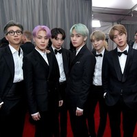 Untuk penampilan mereka di Grammy Awards 2019, tujuh personel BTS memilih dua desainer lokal Korea Selatan. Mereka adalah JayBaek Couture dan Kim Seo Ryong. Foto: Rich Fury/Getty Images