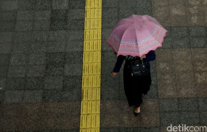 Pedestrian di kawasan Sudirman selau dipadati para pejalan kaki meski giguyur hujan. Begini penampakannya.