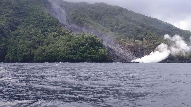 Gunung Karangetang Sulut Erupsi, 216 Orang Mengungsi