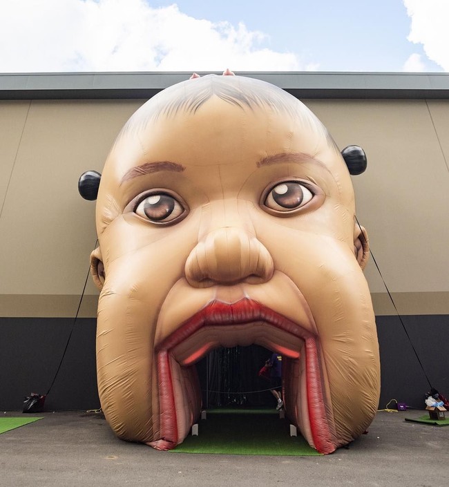 Dibuat seperti taman hiburan, acara ulang tahun ini hadir dengan tema Stormi World. Di bagian depan, para tamu undangan seperti sudah disambut oleh balon raksasa serupa gapura yang berwujud seperti wajah Stormi. Sekilas pemandangan itu tampak seperti sampul album terbaru Travis Scott. Foto: Instagram