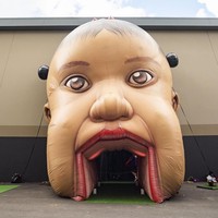 Dibuat seperti taman hiburan, acara ulang tahun ini hadir dengan tema Stormi World. Di bagian depan, para tamu undangan seperti sudah disambut oleh balon raksasa serupa gapura yang berwujud seperti wajah Stormi. Sekilas pemandangan itu tampak seperti sampul album terbaru Travis Scott. Foto: Instagram