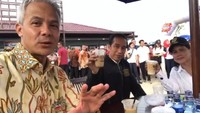 Begini keseruan Presiden Jokowi dan Ibu Negara Iriana saat menyeruput es kopi di rest area tol Kendal bareng Ganjar Pranowo usai meresmikan tujuh rial tol Transjawa. Es kopi yang diminumnya merupakan es kopi milik salah satu UMKM di sana. Foto: Instagram Ganjar Pranowo