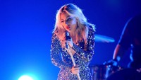 Lady Gaga tampil dengan jumpsuit hitam-silver. Kevin Winter/Getty Images for The Recording Academy