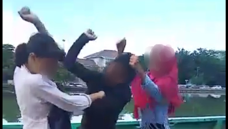 Video Siswi SMP Saling Jambak di Maros Viral, Ini Sebabnya Video Siswi SMP Saling Jambak di Maros Viral, Ini Sebabnya