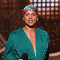 Saat muncul di panggung, Ia kembali memakai busana andalannya yaitu dress berdada rendah. Memakai scarf bernuansa hijau, ia kembali tampil polos dengan make up super tipis. Namun, penampilan polosnya ini tetap memperlihatkan garis wajahnya yang cantik. Foto: Getty Images