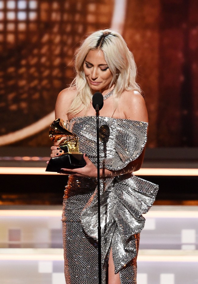 Di awal acara, Lady Gaga menyabet penghargaan Grammy untuk kategori Pop Duo/Group Performance berkat lagu duetnya bersama Bradley Cooper yang berjudul Shallow (soundtrack A Star is Born). Gaga menerima penghargaan tersebut tanpa Bradley karena sang aktor berada di London untuk BAFTA Awards 2019 yang digelar di hari bersamaan. (Foto: Getty Images)