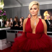 Pada Minggu (11/2/2019), pelantun lagu Back To You ini mengenakan gaun rancangan Monsoori. Gaun itu ia sebut membuatnya merasa seperti seorang putri. Foto: Getty Images