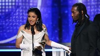 Cardi B juga naik ke atas panggung menerima piala Grammy tahun ini. Foto: Kevin Winter/Getty Images for The Recording Academy