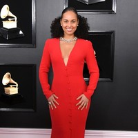 Menjadi host di acara Grammy Awards 2019, Alicia Keys kembali menunjukkan gaya make up khasnya. Ia tampil seperti tanpa riasan sedikitpun. Foto: Jon Kopaloff/Getty Images