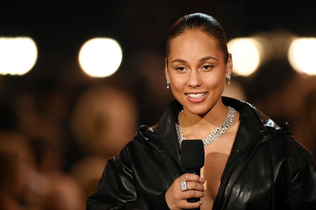 Alicia Keys juga tampil dengan bushy eyebrow yang sedang tren di 2019. Tampilan warna alis yang sesuai dengan warna rambutnya ditambah dengan garis bulu alis halus terlihat sangat natural. Foto: Getty Images
