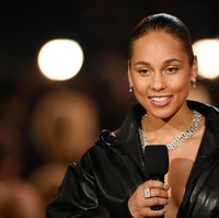 Alicia Keys juga tampil dengan bushy eyebrow yang sedang tren di 2019. Tampilan warna alis yang sesuai dengan warna rambutnya ditambah dengan garis bulu alis halus terlihat sangat natural. Foto: Getty Images