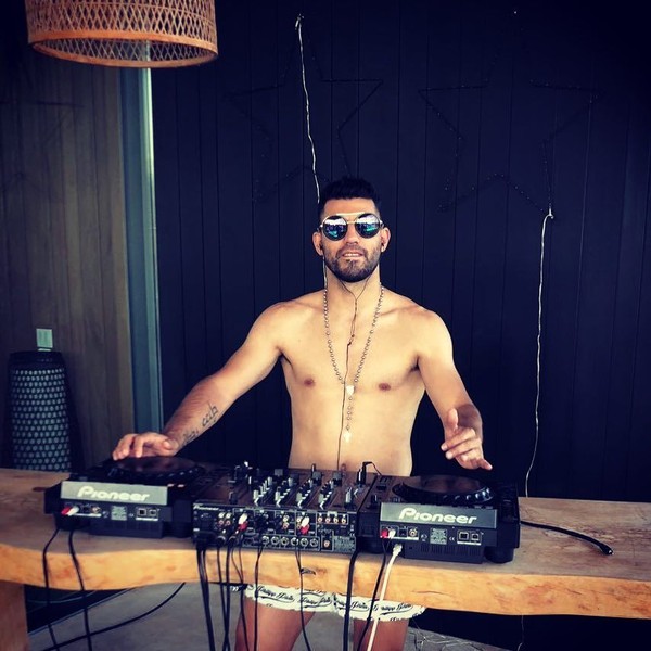 Berbeda saat sedang di Ibiza, dia membuka pakaiannya dan bergaya seperti DJ. DjKun begitu captionnya pada foto ini (Instagram/10aguerosergiokun) Berbeda saat sedang di Ibiza, dia membuka pakaiannya dan bergaya seperti DJ. DjKun begitu captionnya pada foto ini (Instagram/10aguerosergiokun)