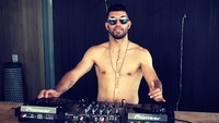 Berbeda saat sedang di Ibiza, dia membuka pakaiannya dan bergaya seperti DJ. DjKun begitu captionnya pada foto ini (Instagram/10aguerosergiokun)
