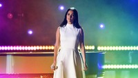Dengan gaun putih, Kacey membawakan lagu Rainbow. Kevin Winter/Getty Images for The Recording Academy