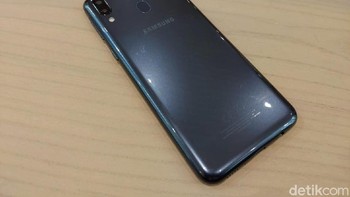 Di bagian belakang, ada kamera ganda dan pemindai sidik jari. (Foto: detikINET/Muhamad Imron Rosyadi)