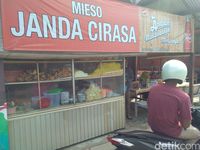 Mau Cicip Mie Bakso Janda? Cukup Bayar Rp 10 Ribu Saja