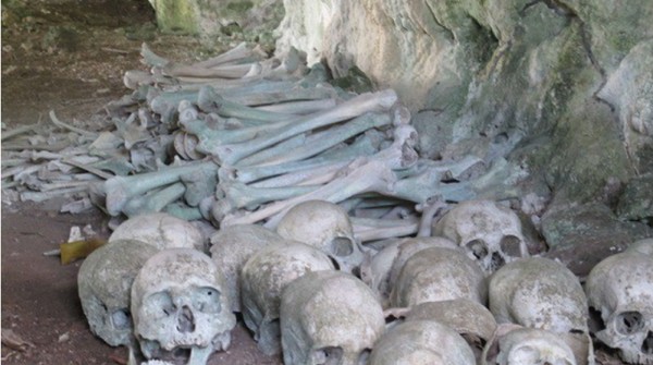 Kepulauan Talaud, Sulawesi Utara punya gua dengan puluhan tengkorak yang rapi. Kepala dibariskan dengan kepala, dan tulang lainnya di sekelilingnya. (Shafa/detikTravel) Kepulauan Talaud, Sulawesi Utara punya gua dengan puluhan tengkorak yang rapi. Kepala dibariskan dengan kepala, dan tulang lainnya di sekelilingnya. (Shafa/detikTravel)
