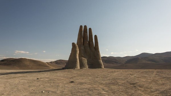 Patung ini memiliki tinggi 11 meter dan terbuat dari besi dan semen. Patung ini untuk mengingat jasa para korban rezim militer di Chile. (Plan South America via CNN Travel) Patung ini memiliki tinggi 11 meter dan terbuat dari besi dan semen. Patung ini untuk mengingat jasa para korban rezim militer di Chile. (Plan South America via CNN Travel)