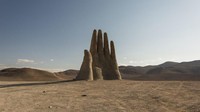 Patung ini memiliki tinggi 11 meter dan terbuat dari besi dan semen. Patung ini untuk mengingat jasa para korban rezim militer di Chile. (Plan South America via CNN Travel)