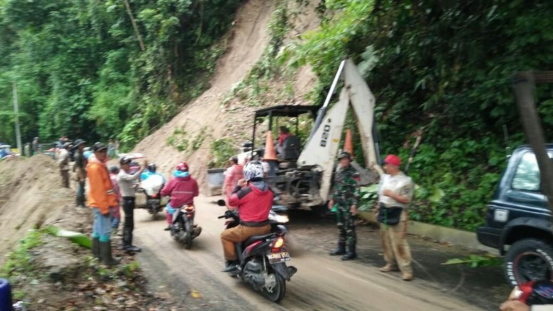 Sempat Tertutup Longsor, Jalan Sumsel-Bengkulu Sudah Bisa Dilalui Sempat Tertutup Longsor, Jalan Sumsel-Bengkulu Sudah Bisa Dilalui