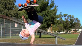 Salah satu foto bayi Ella saat melakukan aksi freestyle bermain skateboard. Istimewa/Dok. Boredpanda.