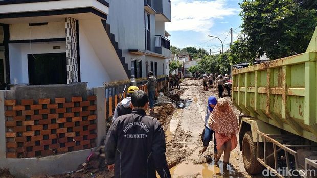 Sehari Pasca Tanggul Jebol di Pasirjati, Jalan Masih Tertutup Lumpur