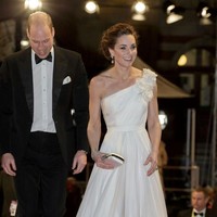 Kate Middleton hadir untuk mendampingi Pangeran William yang merupakan Presiden dari BAFTA. Untuk momen spesial tersebut, Kate mengandalkan gaun putih Alexander McQueen. Foto: Getty Images