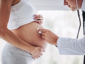 Alami Kelainan Tulang Punggung, Bayi Ini Dioperasi di Dalam Rahim