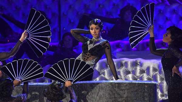 Aksi Twerking Cardi B di Atas Piano Aksi Twerking Cardi B di Atas Piano