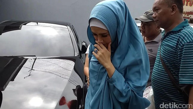 Hari Senin (11/02/2019), Mulan Jameela datang menjenguk sang suami di Rutan Medaeng. Kehadirannya langsung mencuri perhatian. Tak terkecuali penampilan syari Mulan Jameela. Foto: Amir Baihaqi