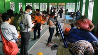Dampak aktivitas vulkanik tersebut, sekitar 53 KK (190 jiwa) mengungsi di beberapa titik. Sejumlah 33 KK (122 jiwa) berada di Penampungan Paseng, 11 KK (39) di Sekolah GMIST Batubulan, dan 9 KK (29) di rumah-rumah kerabat. (Foto: Dok. BNPB)