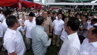 Para anggota partai Gerindra berkumpul di lapangan dekat DPR usai menerbangkan poster capres cawapres Prabowo Subianto-Sandiaga Uno di sela-sela acara HUT Gerindra ke-11.